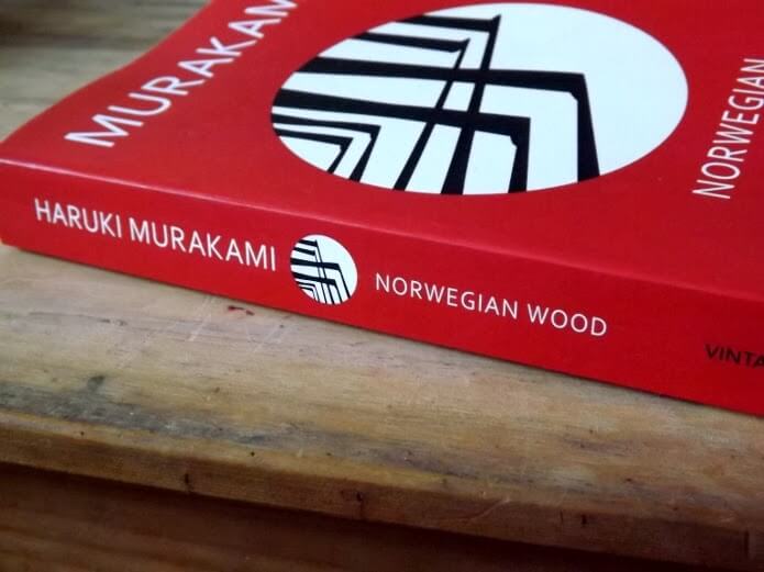 Cover novel Norwegian Wood berwarna merah